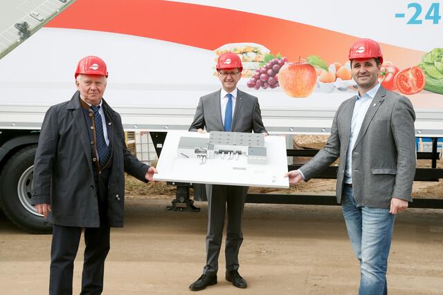 Heinz Meyer, Geschäftsführer von Meyer Logistik Österreich, Wirtschafts-Landesrat Markus Achleitner und Mario Trifunovic, Geschäftsführer von Meyer Logistik Österreich mit einem Modell des neuen Multitemperaturlagers von Meyer Logistik in Vorchdorf.
