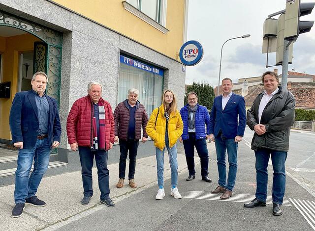 Michael Schnedlitz (2. von re.), Generalsekretär der FPÖ, Donnerstag in Horn bei den Parteikollegen
