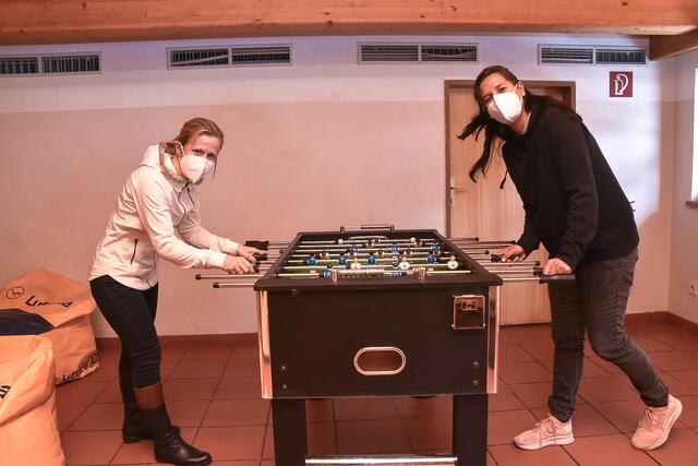 Karin Markart-Bachmann und Anita Markart freuen sich auf viele Jugendliche im neuen Tulfer Jugendtreff.