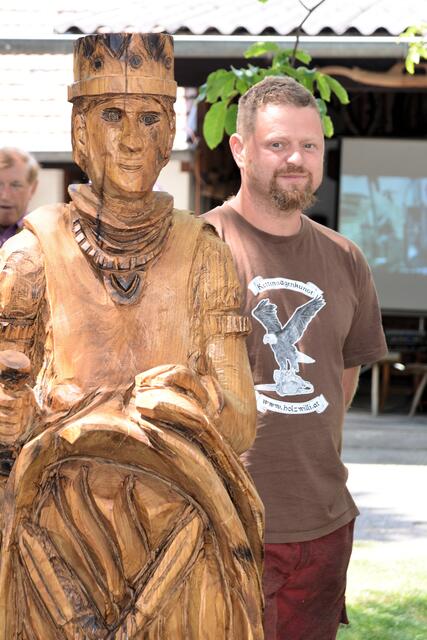 Der Kettensägekünstler Wilfried „holzwilli“ Friess mit dem Herzog