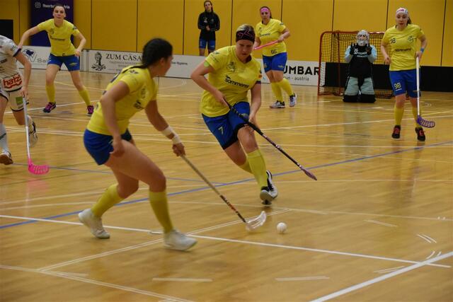 Katrin Illgoutz und Kapitänin Viktoria Fersterer.