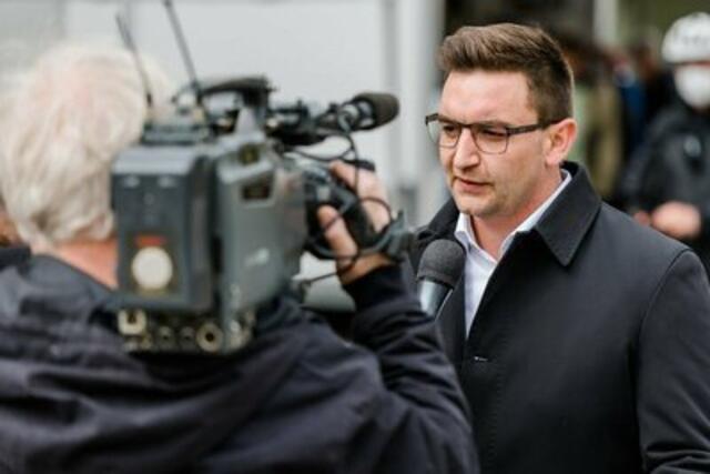 Karl-Heinz Koll bei den ersten Interviews am Trauner Bauernmarkt