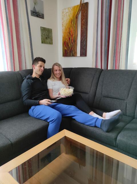 Rene und Manuela Allram lassen ihre Abende gerne auf der Couch mit einer gemütlichen Serie ausklingen.  | Foto: Foto: Rene Allram 