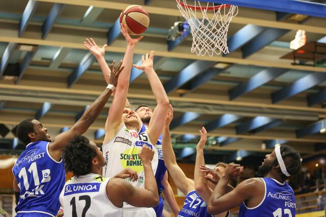 Daniel Dolenc ließ sich von den Oberwart Gunners nicht aufhalten. | Foto: Kienesberger