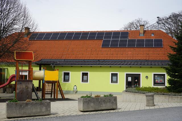 Auf dem Dach der Volksschule Maria Bild ist seit Anfang des Jahres die neue Photovoltaikanlage zur Stromerzeugung in Betrieb.