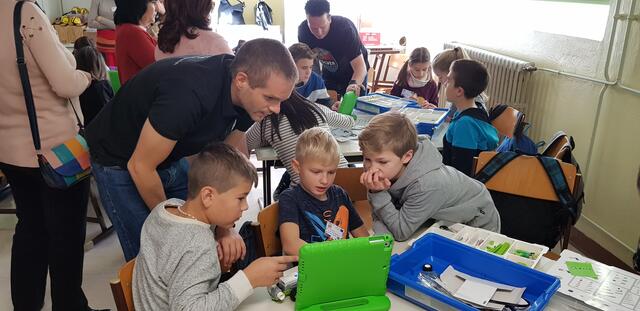 Thomas Leitgeb und Johannes Radax, PH Burgenland erklären den Kids die Lego WeDo Sets!