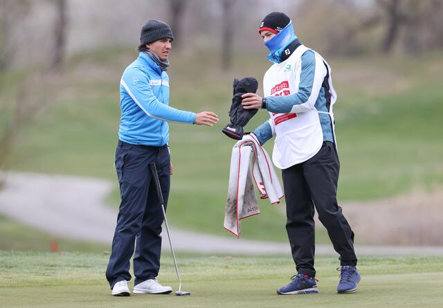 Kalt war's: Niklas Regner mit Caddy Simon Hartweger.