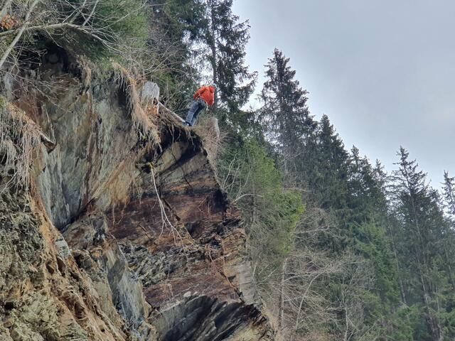 Derzeit werden labile Felsteile über der Abbruchstelle entfernt. | Foto: Gemeinde Taxenbach/Gassner