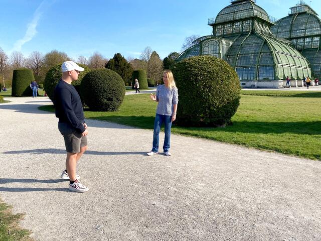 Auch im Schlosspark Schönbrunn: Psychologin Natascha Porpaczy (l.) lädt seit Beginn der Coronapandemie zum "Walk & Talk" ein.