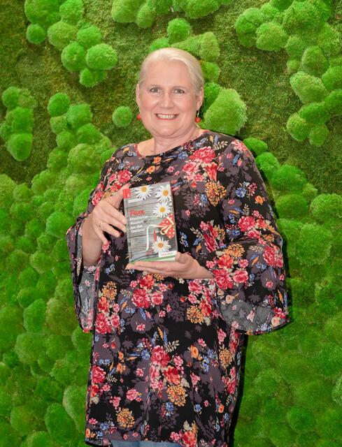 Die beliebte Innviertler Mundart-Autorin und Illustratorin Monika Krautgartner feiert heuer ihren 60er und beschenkt sich und ihre Fans mit ihrem neuen Buch "Faxn", erschienen im Trauner Verlag.