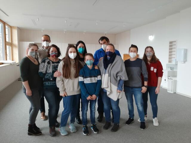 Martina Wöll und ihre Familie mit Silberhoamat-Chef Andreas Mair bei der Übergabe an Familie Franz.
