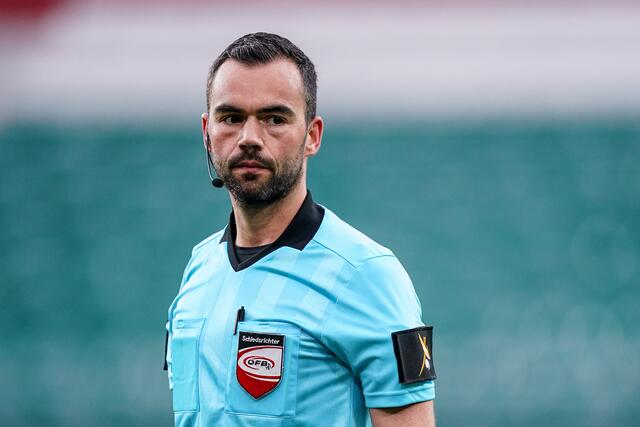 Ratlos: Schiri Stefan Ebner hatte mit dem Schlagerspiel Rapid gegen Sturm schwer zu kämpfen.