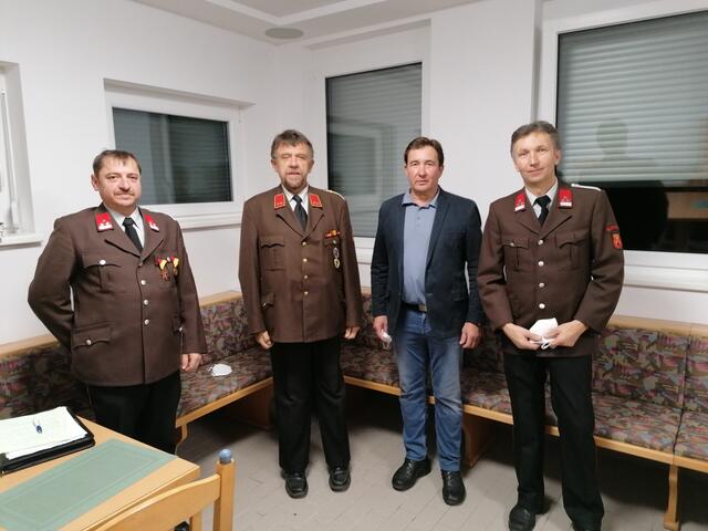Feuerwehrwehl: KmdtStv HLM Andreas Stubits, Kmd OBI Ernst Stubits, Bgm. Franz Wachter, OV Anton Mittl | Foto: Robert Lang