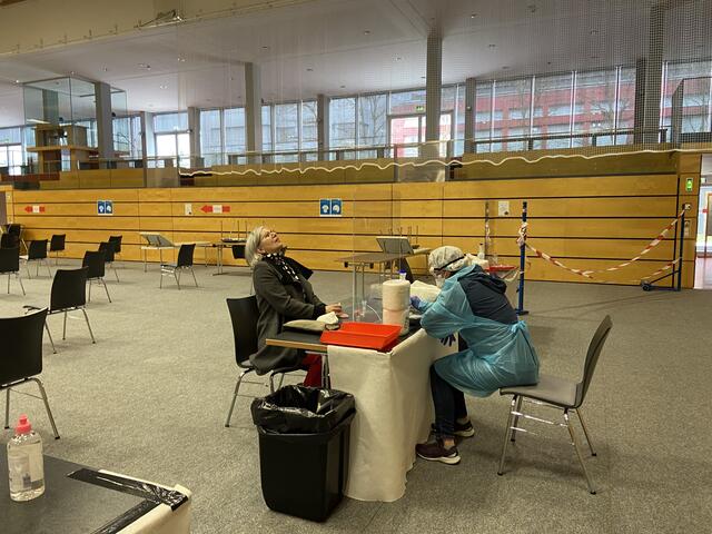 An vier Tischen in der Kufstein Arena wurde von Samstag bis Montag viel gegurgelt. Bis Montag 6 Uhr früh gingen knapp 1.500 Testungen in den Laboren ein.
