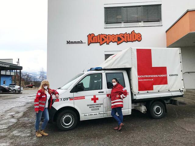 Ehrenamtliche starten vor der Ausgabe ihre Sammeltour.