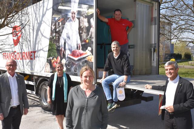 Bei der Übergabe der Lebensmittel-Spenden (v.l.): Caritas-Direktor Johannes Dines, Caritas-Fachbereichsleiterin Sabine Weißbacher, Michael Hadschieff (Rotary Club Salzburg-Nord), Sejfi Morina (Transgourmet) und Frieder Berr (Präsident Rotary Club Salzburg-Nord).