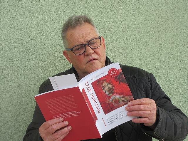 Kommandant Helli Bidner studiert die Vorschläge des Bischofs.