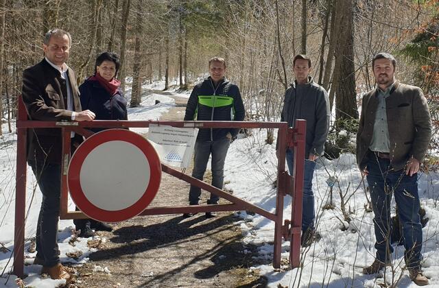 Der Soleweg muss endlich wieder geöffnet werden – er ist das Familien-Wanderparadies für fünf Gemeinden und das gesamte Salzkammergut: Rudolf Raffelsberger, Ingrid Sturm, Alfred Schilcher, Hansjörg Peer und Thomas Lahnsteiner (v.l.).
 | Foto: OÖVP Salzkammergut