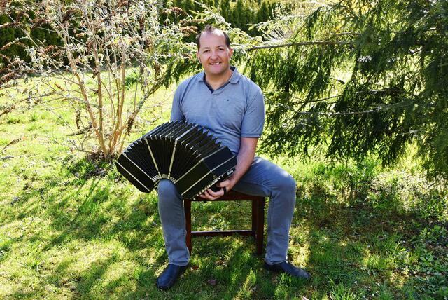 Das Instrument wird beim Spielen auf ein oder zwei Knie aufgelegt. | Foto: RMK