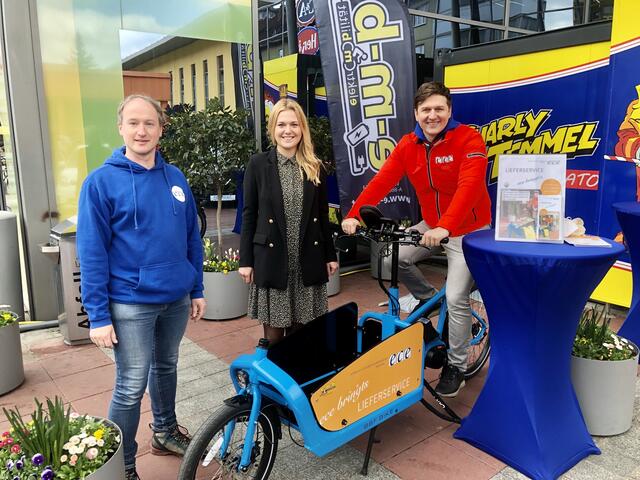 Die ece-Mitarbeiter Jürgen Wieland, Michelle Waldner und Thomas Kuzinas beim neuen Lastenfahrrad – natürlich elektrisch betrieben.