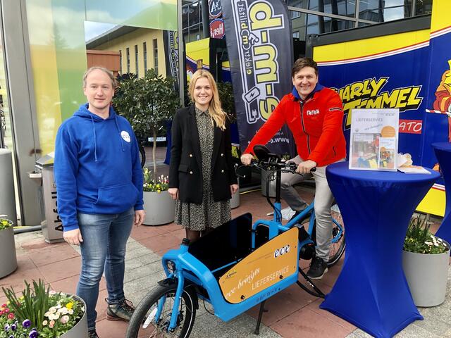 Die ece-Mitarbeiter Jürgen Wieland, Michelle Waldner und Thomas Kuzinas beim neuen Lastenfahrrad – natürlich elektrisch betrieben. | Foto: Hackl