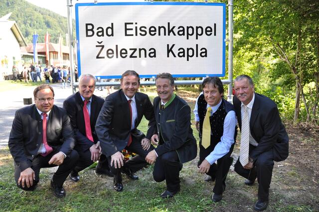 Die Aufstellung der zweisprachigen Ortstafel wurde in Eisenkappel mit einem großen Volksfest gefeiert.