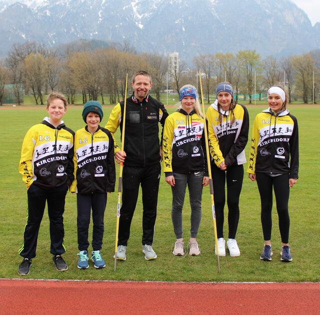 Alexander Weiß (3.v.l.) reiste mit den jungen Sportlern nach Salzburg zum ASVÖ Testmeeting.