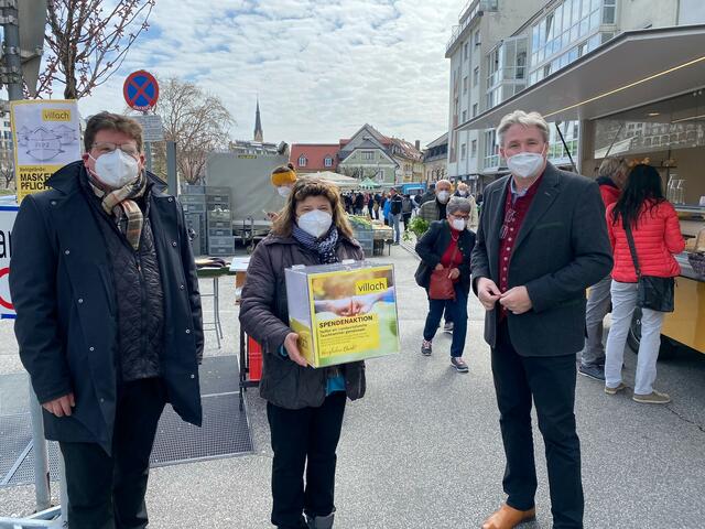 Rasche Hilfe. Marktreferent Stadtrat Christian Pober, Helga Lang, stv. Marktobfrau und Gemeinderat Christian Struger mit der Spendenbox für Familie Tauchhammer.