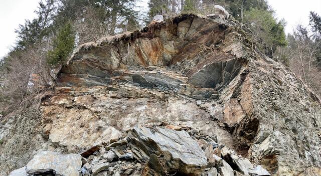 Rund 500 Kubikmeter Gestein brachen am Freitag in Taxenbach aus dieser Felsböschung. | Foto: Landesgeologischer Dienst / Gerald Valentin