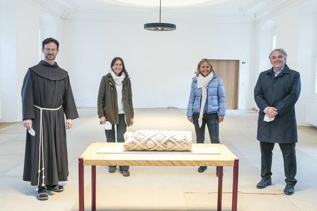Pater Oliver Ruggenthaler, Bauhistorikerin Dagmar Redl-Bunia, Barbara Unterkofler und Alexander Würfl (Baubehörde) mit einer romanischen Zier-Säule | Foto: Wildbild/Herbert Rohrer