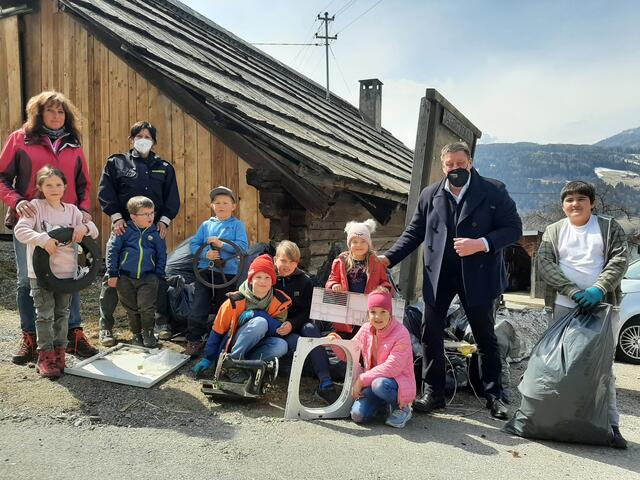 Bürgermeister Jury mit den fleißigen Helfern, die Müll gesammelt haben.