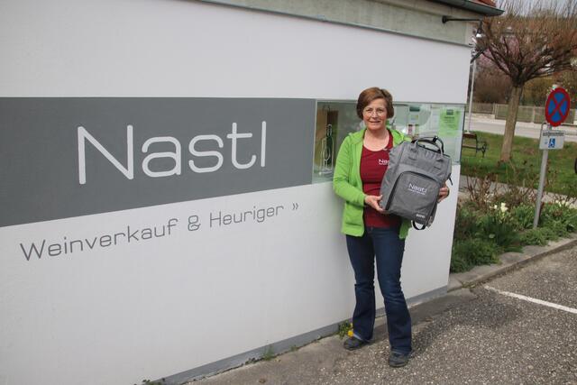 Heurigenwirtin Renate Nastl: „Das Angebot wird es auch dann geben, wenn der Heurige wieder öffnen darf. Dann sind die Rucksäcke immer von Dienstag bis Samstag zu erhalten!“