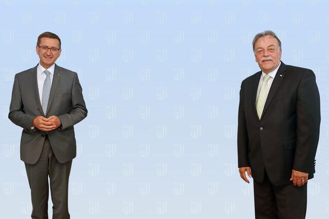 Wirtschafts- und Forschungs-Landesrat Markus Achleitner (links) und Gerald Reisinger, Präsident der FH Oberösterreich freuen sich über den Spitzenplatz der FH OÖ in einer aktuellen Erhebung des Wirtschaftsmagazins Trend.  | Foto: Land OÖ