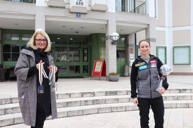 Vize-Bürgermeisterin Traudi Glas gratuliert Tina Unterberger zu ihrem großen Erfolg und wünscht ihr viel Glück für den Großen Traum von einer Teilnahme an den Olympischen Winterspiele 2022 in Peking. | Foto: Chr. Besendorfer