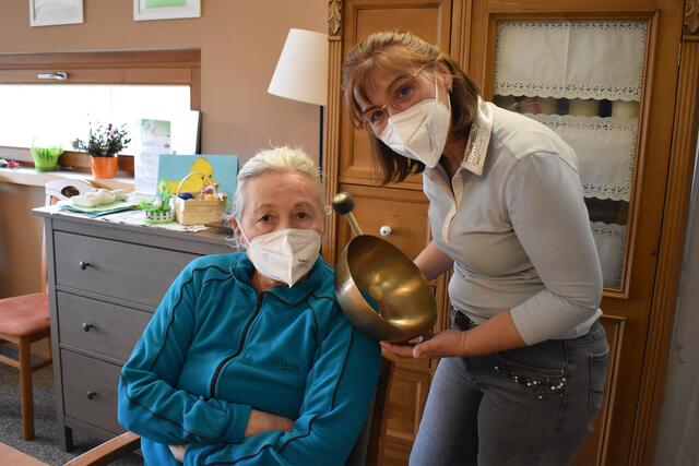 Heidemarie Tripolt, Bewohnerin des SeneCura Sozialzentrums Bad St. Leonhard, genoss die Klangschalentherapie mit Gabi Hollauf.