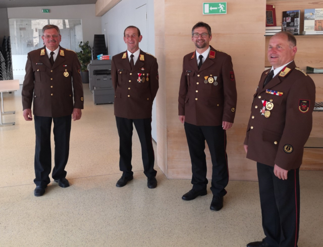 BFK Herbert Oberhauser, der bisherige Abschnittskommandant Franz Walder, sein Nachfolger Hannes Rinner und BFI Franz Brunner (v.l.)