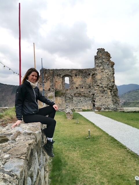 Julia bewundert die Ruine, in die der Ruinenverein viel Zeit investiert.