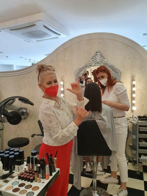 Diana Mayrhuber (.) im Styling-Einsatz. | Foto: Vitalakademie