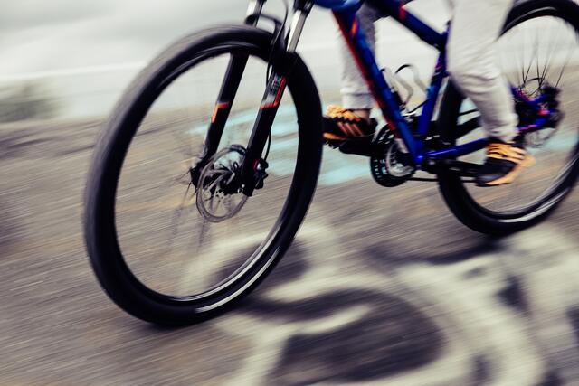 Ein junger Radfahrer wurde von vermeintliche Beamten zur Zahlung einer Strafe aufgefordert.