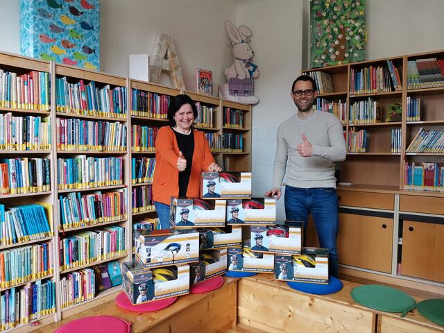 Nahmen die Helme entgegen: Sabine John und Gernot Papst | Foto: KK
