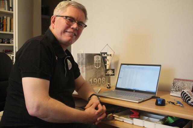 "Archivar" Günther Waldhör an seinem Arbeitstisch.