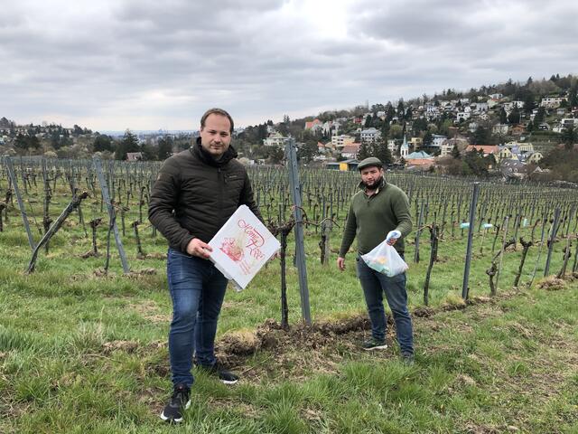 Ärgern sich über zu viel Müll in den Döblinger Weinbergen: Bezirkschef Daniel Resch (l.) und Winzer Thomas Huber.
