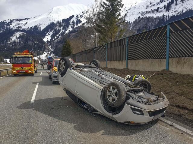 Das Auto landete beim Unfall auf dem Dach. Der Lenker wurde nur leicht verletzt. Das Auto hat einen Totalschaden.