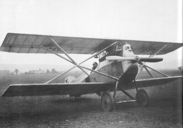 Der Tiroler Feldpilot Hauptmann Raoul Stoisavljevic in seiner Maschine. | Foto: Sammlung Albrich