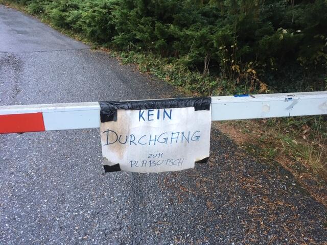 Absperrungen wie diese schrecken Wanderer am Servitutsweg ab.