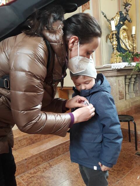 Das Schaf Vinzenz begleitet die Kapruner Minis nach Hause. | Foto: Pfarre Kaprun