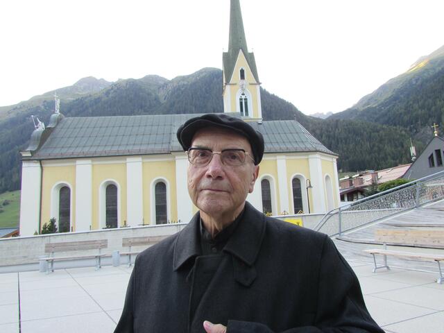 Cons. Pater Robert Zangerl OCist vor seiner Heimatkirche in Ischgl.