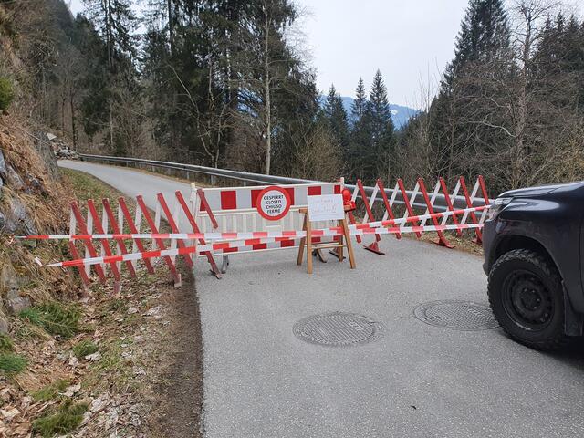 Straßensperre in Taxenbach: Aufgrund des Felssturzes wird der Güterweg voraussichtlich bis kommende Woche gesperrt sein. | Foto: Gemeinde Taxenbach/Gassner