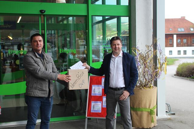 Parteiobmann Franz Wasserbauer und Vizebürgermeister Jürgen Felberbauer (rechts) mit einer Ideenbox.
