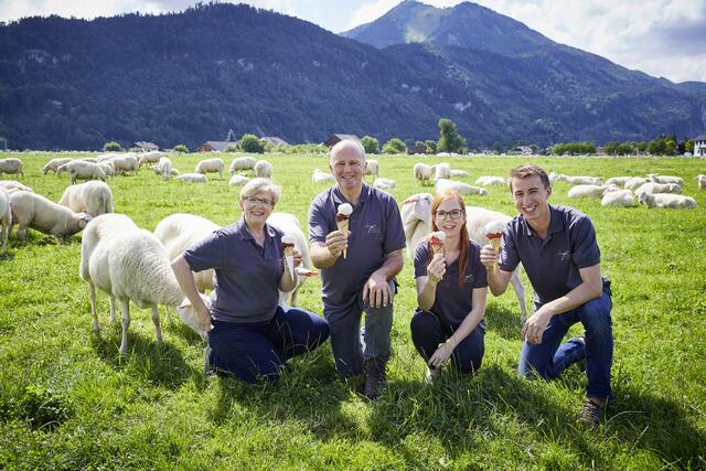 Schafmilcheis ist anders! Im Unterschied zum Speiseeis aus Kuhmilch besticht das Eisl Eis Schafmilcheis durch seine besonders cremige Konsistenz.